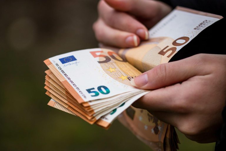 Kodėl lietuviai bijo skolintis: istorinės baimės ir nauja realybė